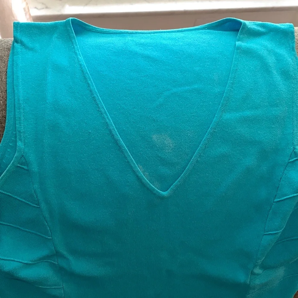 Macys turquoise V neck sleeveless tank sweater in good condition szM - Picture 3 of 5
